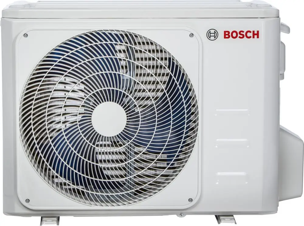Weiße Bosch-Klimaanlage mit einem großen Lüftergitter. Die Außeneinheit ist kompakt und für die Installation in Außenbereichen konzipiert.